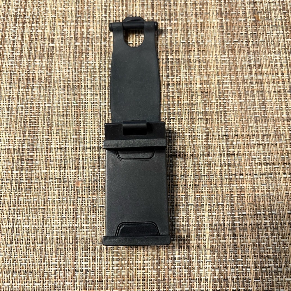 Black Steering Wheel Phone Holder - Picture 4 of 8